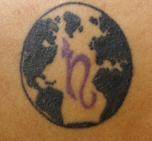 地球与符号纹身图案