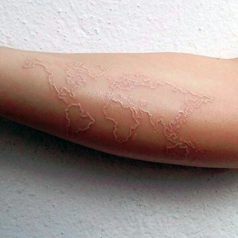 手臂白色世界地图纹身图案