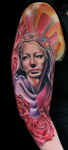 女性手臂彩色纹身图案