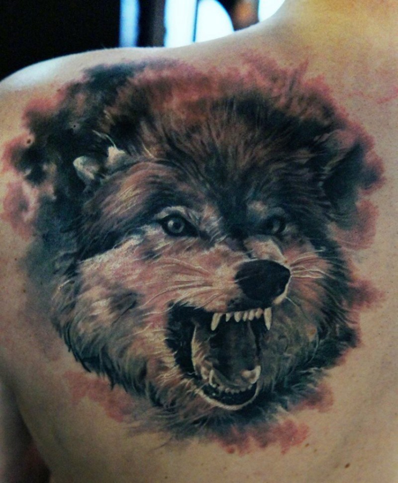 肩部咆哮的狼纹身图案