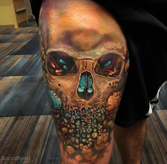 男性腿部彩色骷髅头纹身图案