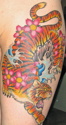 手臂彩色老虎和花色纹身图案