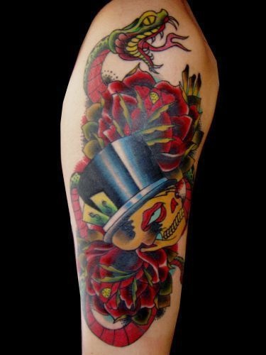 手臂彩色骷髅蛇和玫瑰纹身图案