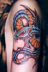 手臂彩色蛇纹身图案