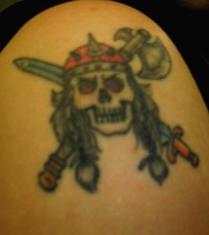 肩部彩色海盗骷髅头纹身图案