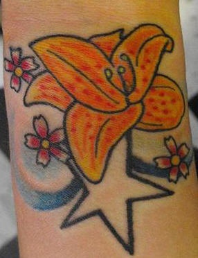 手臂彩色花和星星纹身图案