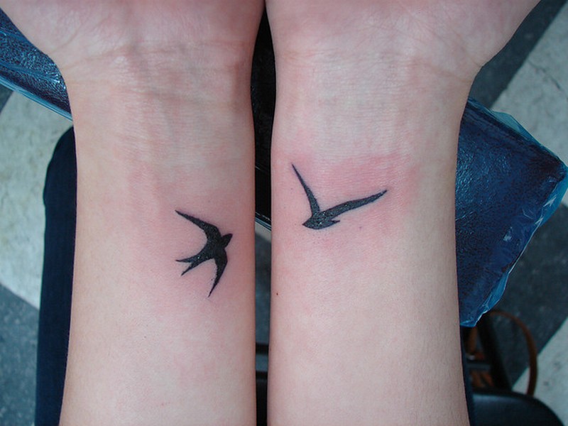 情侣手腕黑色燕子纹身图案