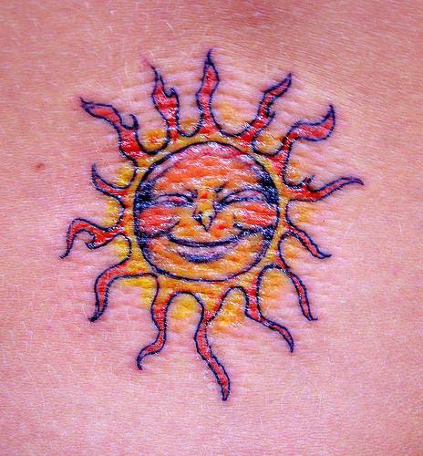彩色人性化太阳纹身图案