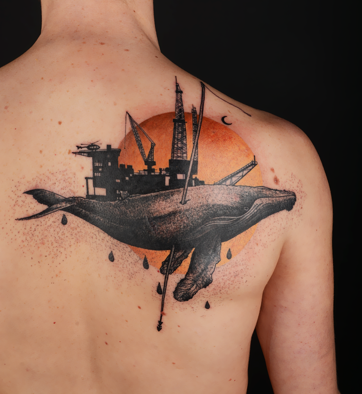 肩部彩色鲸鱼纹身图案
