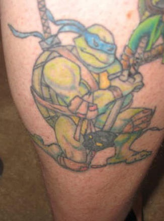 腿部彩色忍者神龟纹身图案