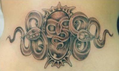 黑白蛇和太阳符号纹身图案