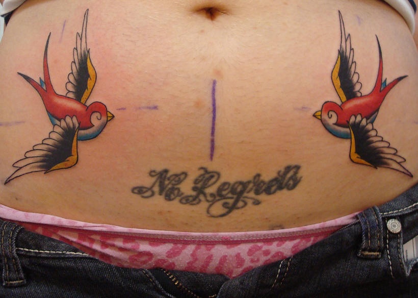 腹部彩色燕子纹身图案