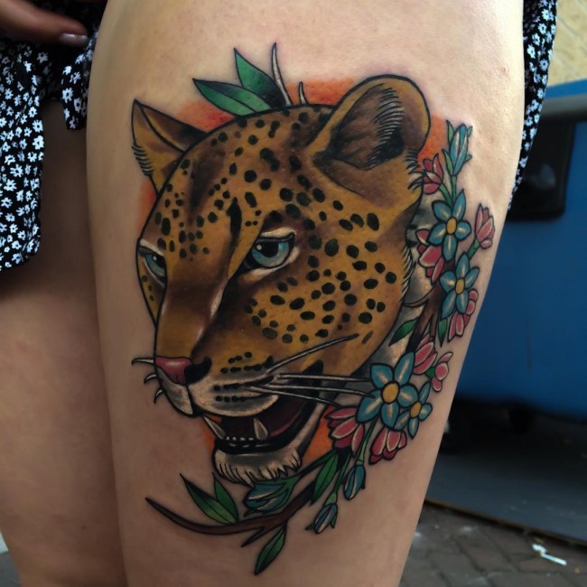 腿部彩色豹头纹身图案