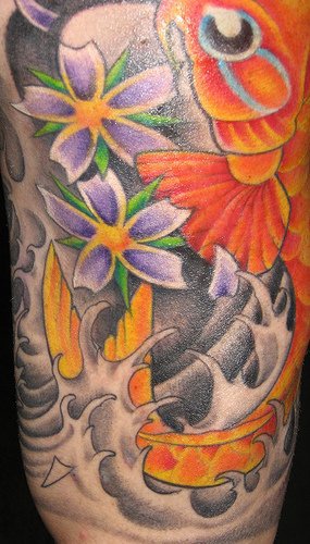 手臂彩色锦鲤刺青纹身图案