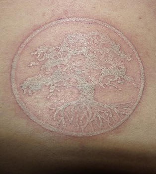 白色树木纹身图案