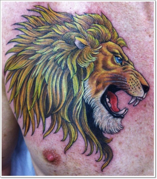 胸部上的彩色狮子头纹身图案