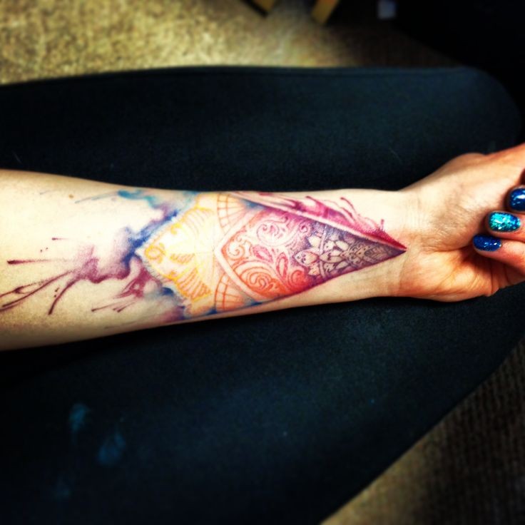手臂水彩画风格的神秘图纹身图案