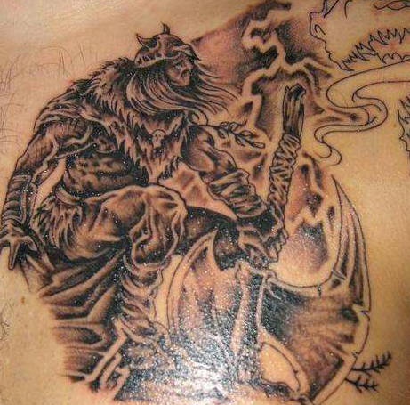 黑白强大的维京战士纹身图案