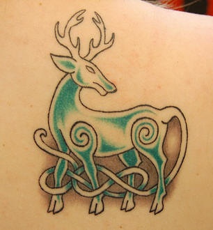 背部彩色凯尔特人鹿纹身图案