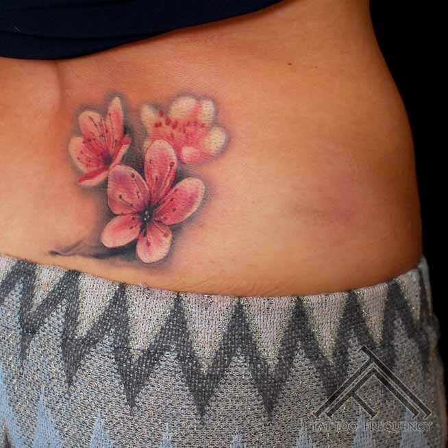 腰部彩色樱花纹身图案