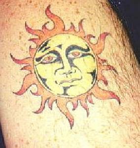 手臂彩色人性化的阳光纹身图片