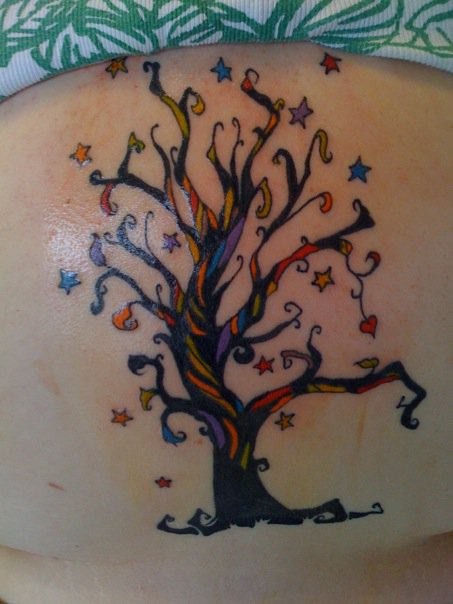 肚子上的彩色大树纹身图案