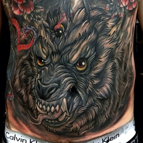 腹部写实狼纹身图案