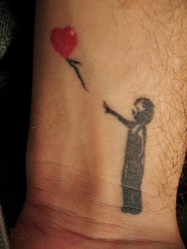 手腕上的小人物刺青图片