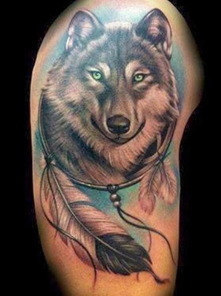 狼与羽毛的纹身