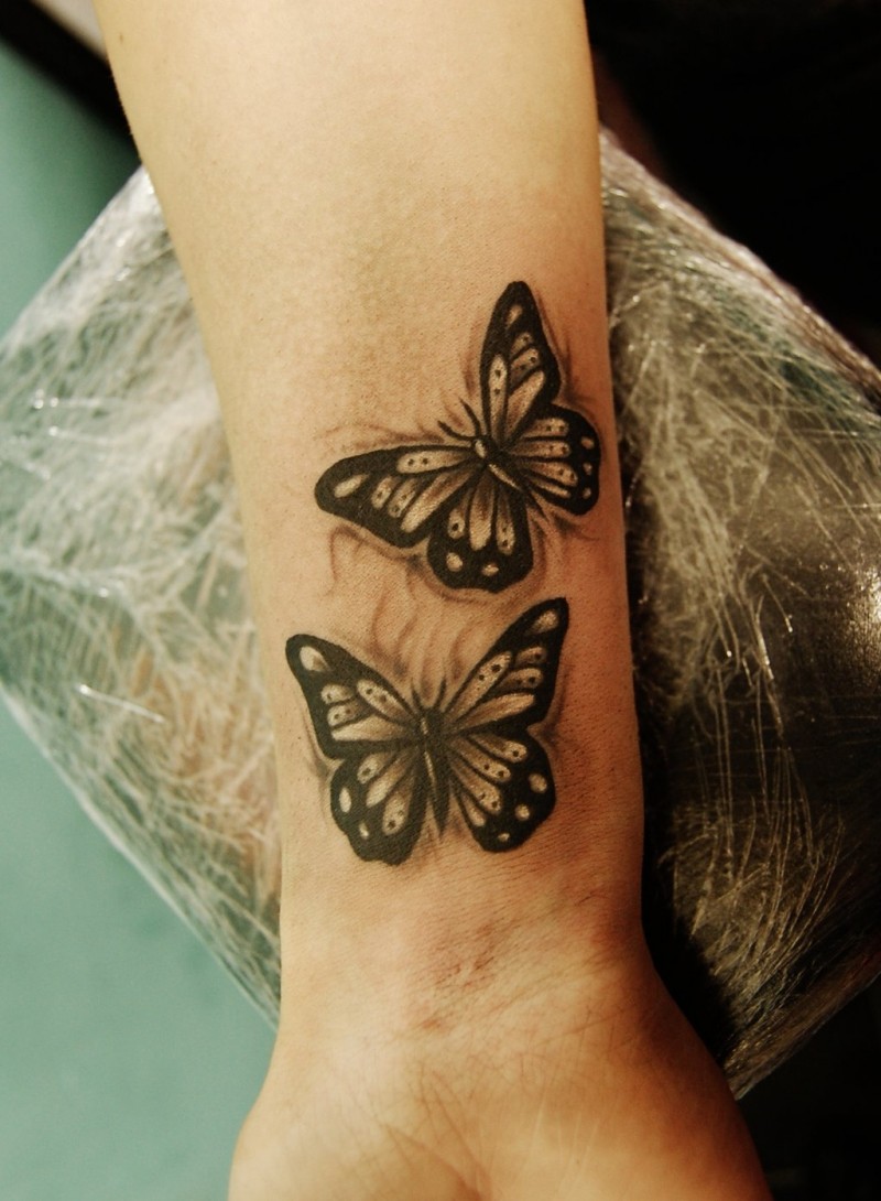 手腕上的蝴蝶纹身