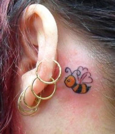 耳朵后根卡通蜜蜂纹身图案
