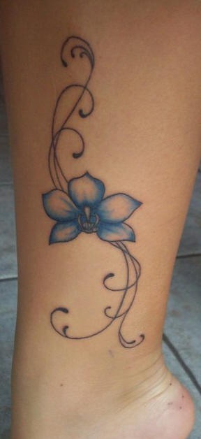 腿部蓝色漂亮的花纹身图案