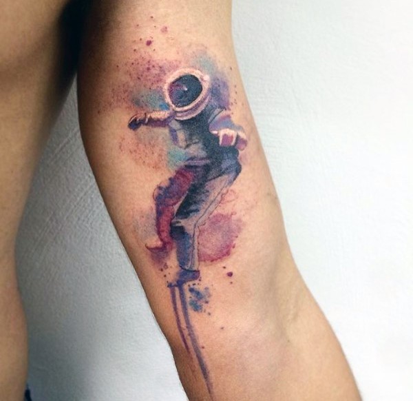 手臂上的水彩人物纹身图案