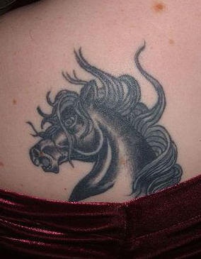 背部黑白愤怒的黑马纹身图案