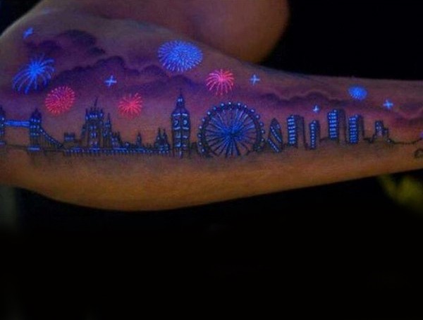 花臂彩色发光墨水夜城市纹纹身图案