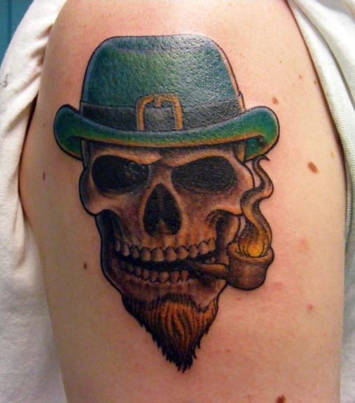 肩部彩色戴帽子的骷髅纹身图案