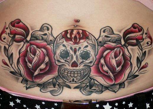 腹部彩色骷髅玫瑰纹身图案
