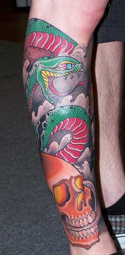 手臂彩色蛇和骷髅纹身图案