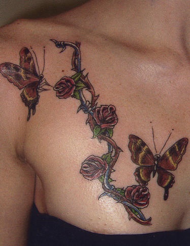 胸部蝴蝶和玫瑰的纹身图案