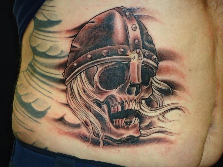 腰部海盗骷髅头盔里的纹身图案