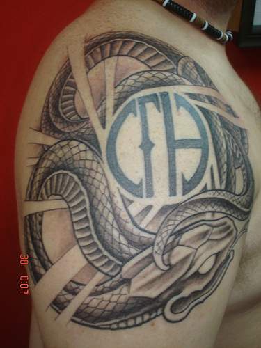 肩部带有符号的蛇纹身图案
