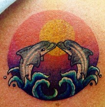 海豚日落之吻纹身图案