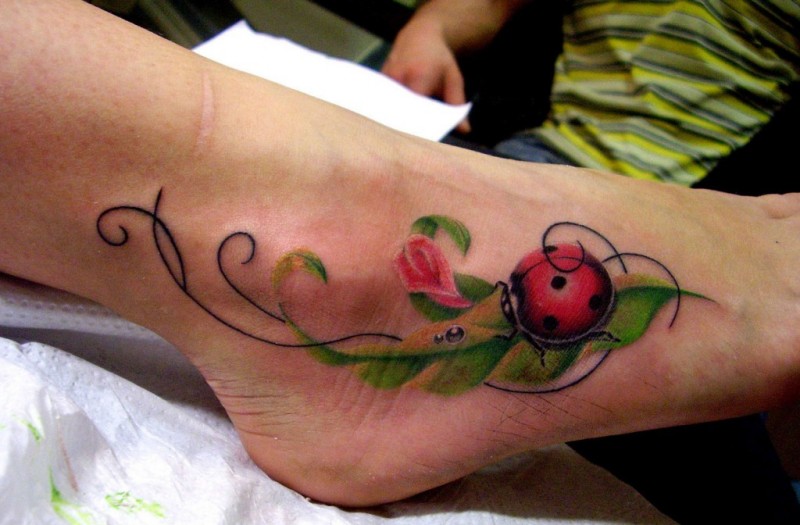 女性脚部彩色瓢虫纹身图案