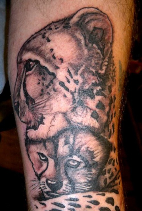 腿部黑白猎豹妈妈和孩子的纹身图案