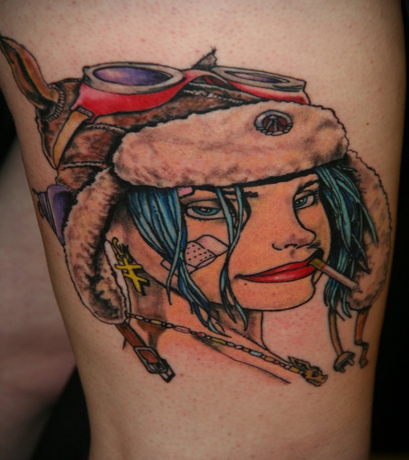 手臂带有彩色头盔的女性纹身图案