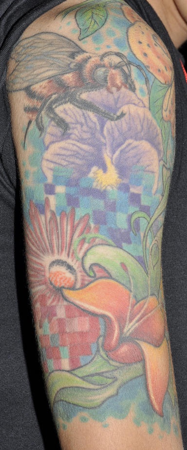 手臂彩色植物蜜蜂纹身图案