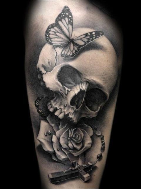 手臂黑白神奇骷髅与玫瑰纹身图案