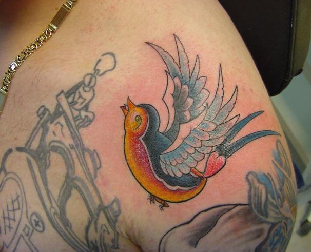 肩部彩色小传统麻雀纹身图案