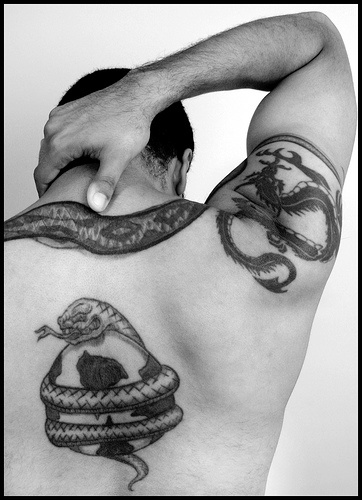 背部黑色蛇在足球的纹身图案
