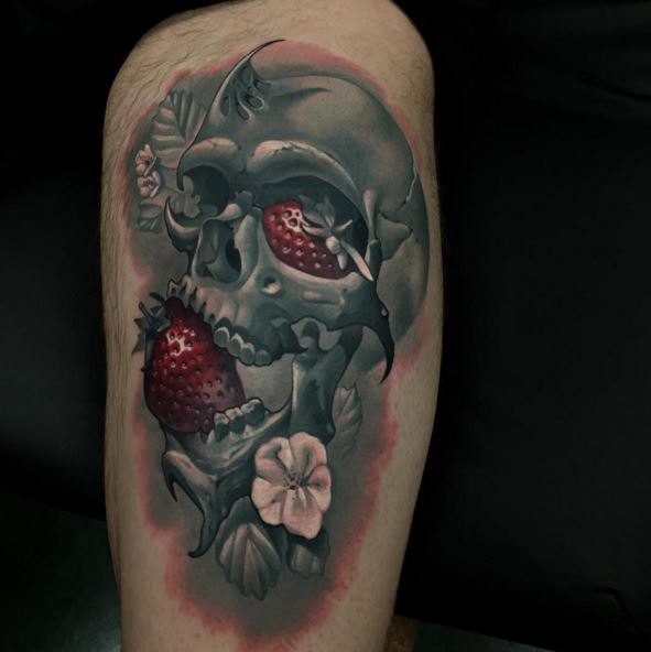 手臂新传统风格的彩色骷髅和草莓纹身图案